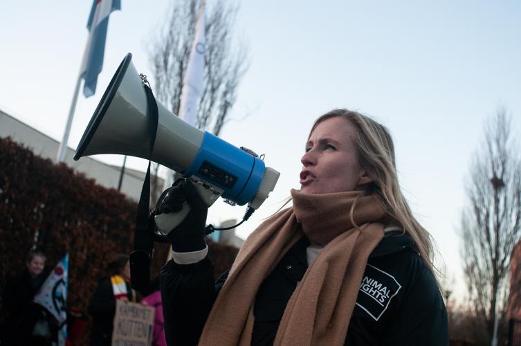 Martine Ceton voor de poort van Charles River