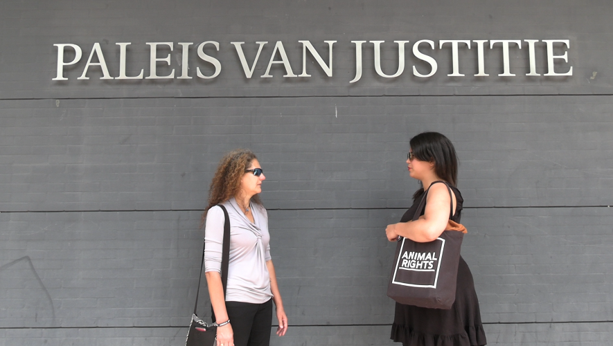 Susan Hartland en Aysis Plet voor het Paleis van Justitie