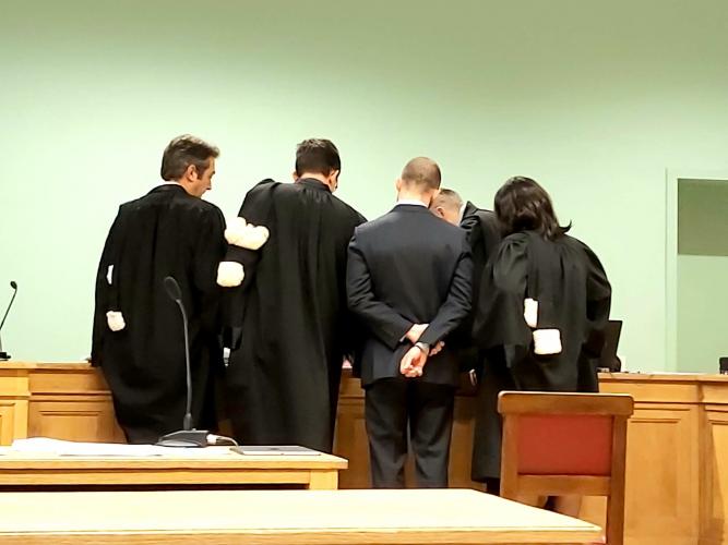 Advocaat Anthony Godfroid toont de beelden opnieuw aan de rechter en nodigt de advocaten van de tegenpartij uit om mee te kijken