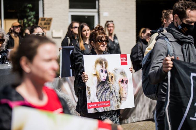 Animal Rights protest bij apenhandelaar Hartelust op Wereldproefdierendag. Fotocredit: Dario Endara.