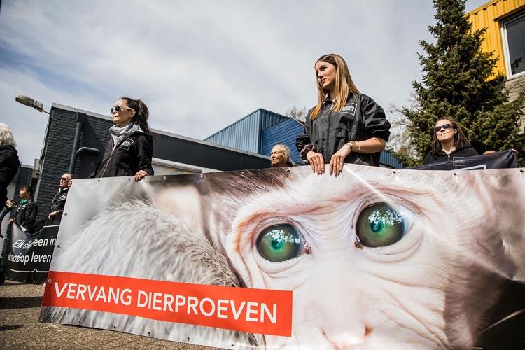 Animal Rights protest bij apenhandelaar Hartelust op Wereldproefdierendag. Fotocredit: Dario Endara.