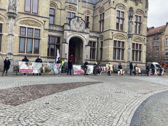 Demonstratie voor het gerechtsgebouw.