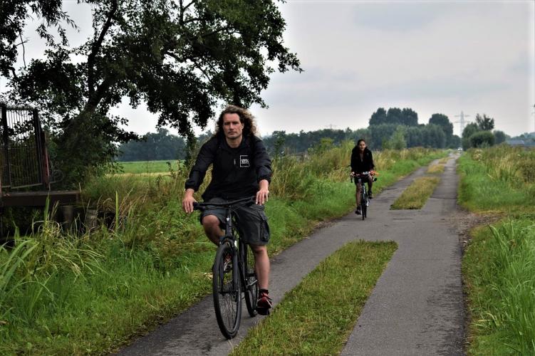 De jagers hadden geen rekening gehouden met rondfietsende activisten.