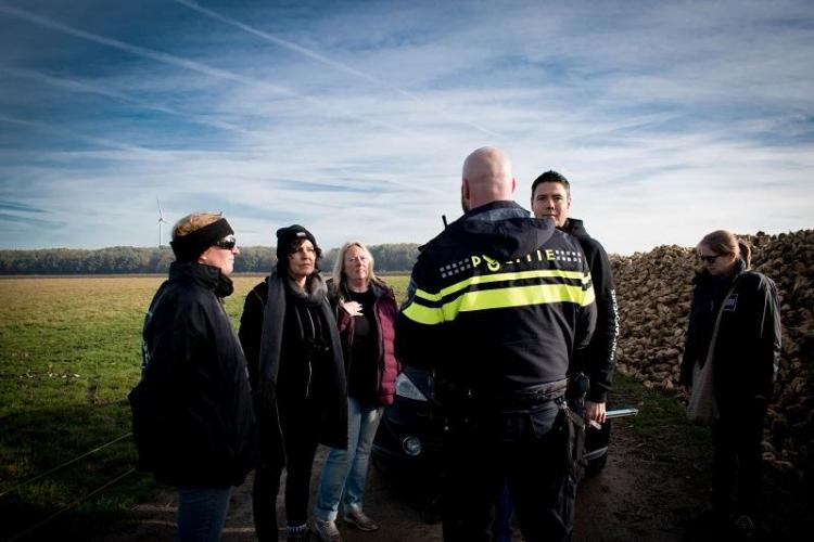 Blokkeerjagers zetten activisten vast.