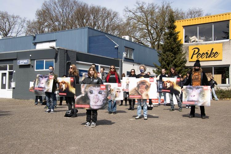 Animal Rights protest bij apenhandelaar Hartelust op Wereldproefdierendag