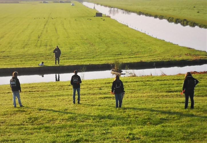 Er wordt gejaagd vlak naast de dijk.