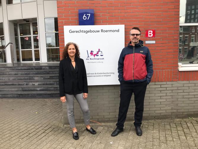 Directeur Susan Hartland en advocaat Marco van Duijn voor het gerechtsgebouw in Roermond.