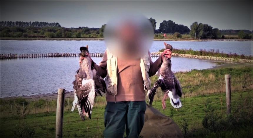 Jager in Utrecht poseert met dode dieren.