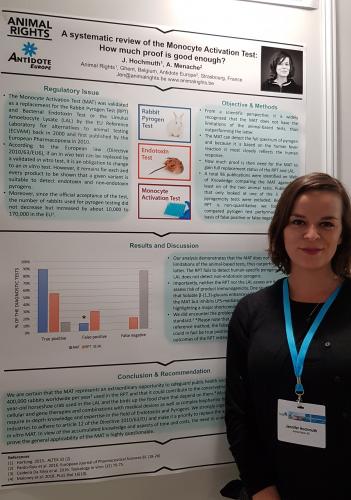 Jen Hochmuth presenteert haar poster op Eurotox