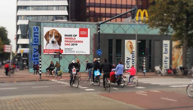 Oproep in het centrum van Rotterdam voor de mars op Wereldproefdierendag