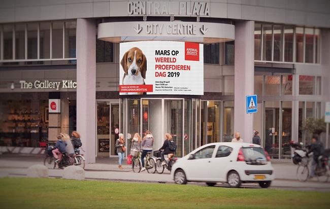 Oproep in het centrum van Rotterdam voor de mars op Wereldproefdierendag