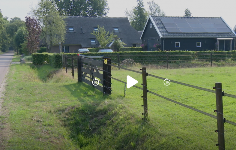 Onder het hek loopt geen stroomdraad en en rechtsonder in dit screenshot hangen de onderste draden slap. Dit hek had eenvoudig opengezet kunnen worden om de wolf te laten ontsnappen.