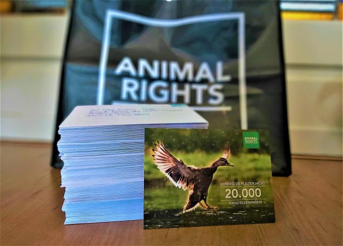 Animal Rights overhandige de petitie tegen de plezierjacht.