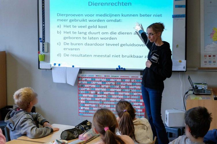 Animal Rights geeft lezingen, toespraken en gastlessen op school.