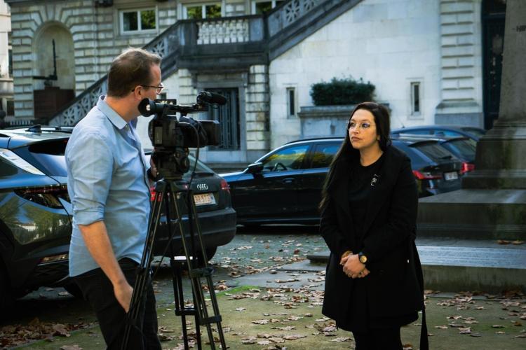 Els van Campenhout geeft een interview voor het gerechtsgebouw 