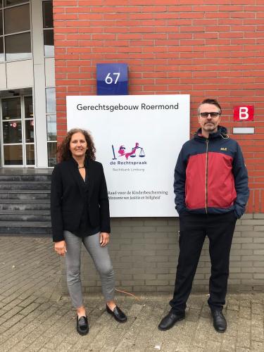 Directeur Susan Hartland en advocaat Marco van Duijn voor het gerechtsgebouw in Roermond.
