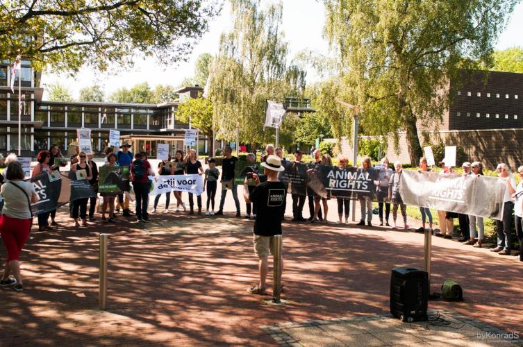 Een eerdere demonstratie voor het provinciehuis in Drenthe.