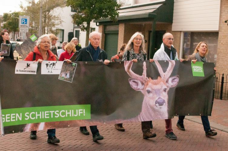 Hans Bouma, theoloog, schijver en dichter liep mee en gaf een toespraak.