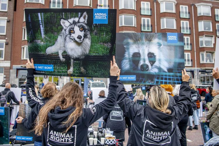 Animal Rights en Bont voor Dieren in actie tegen bontverkoper Skihut