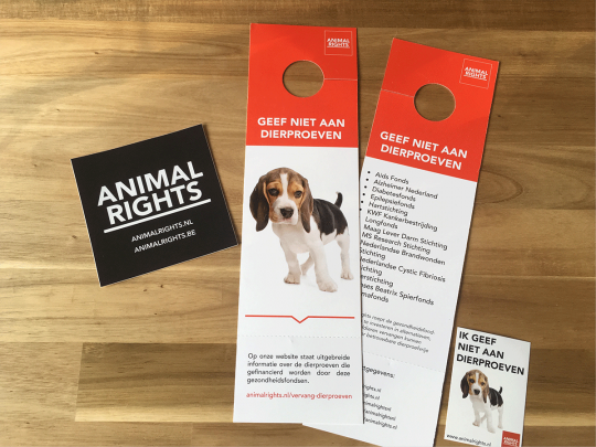 Deurhanger- en sticker 'ik geef niet aan dierproeven'
